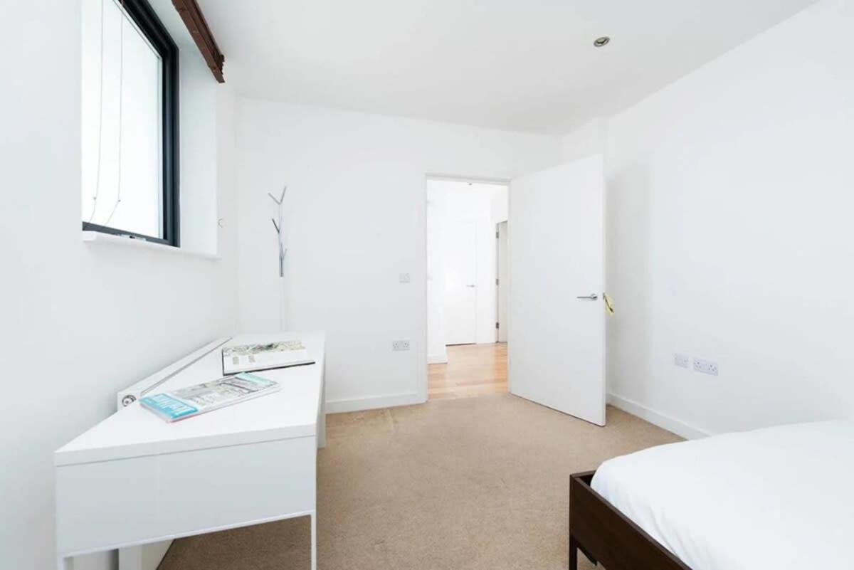 Modern 2 Bed Apartment W Balcony In London Exterior photo