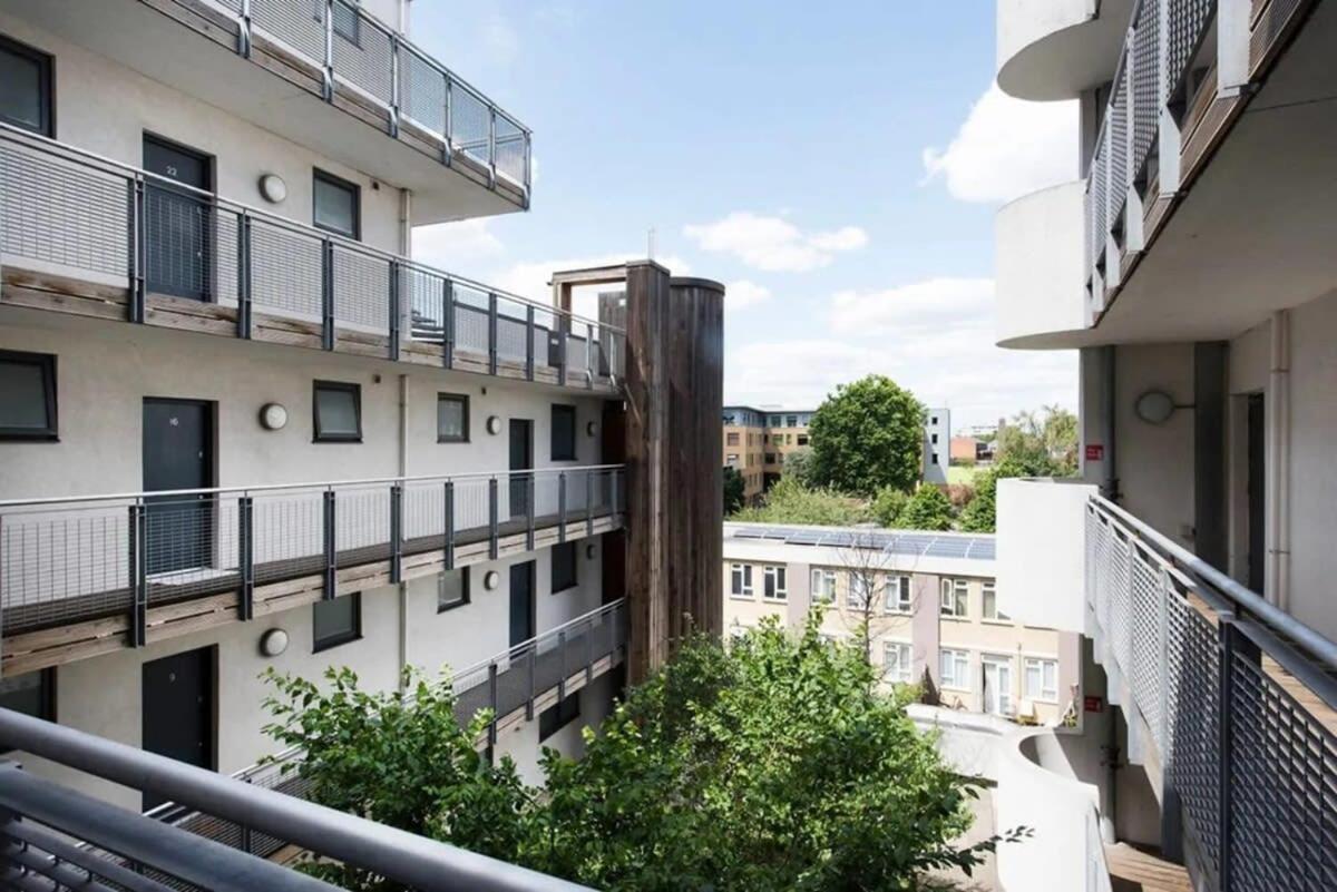Modern 2 Bed Apartment W Balcony In London Exterior photo
