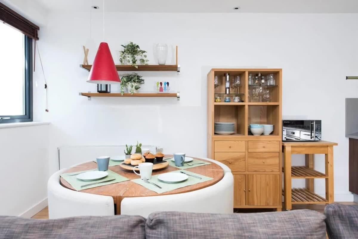 Modern 2 Bed Apartment W Balcony In London Exterior photo