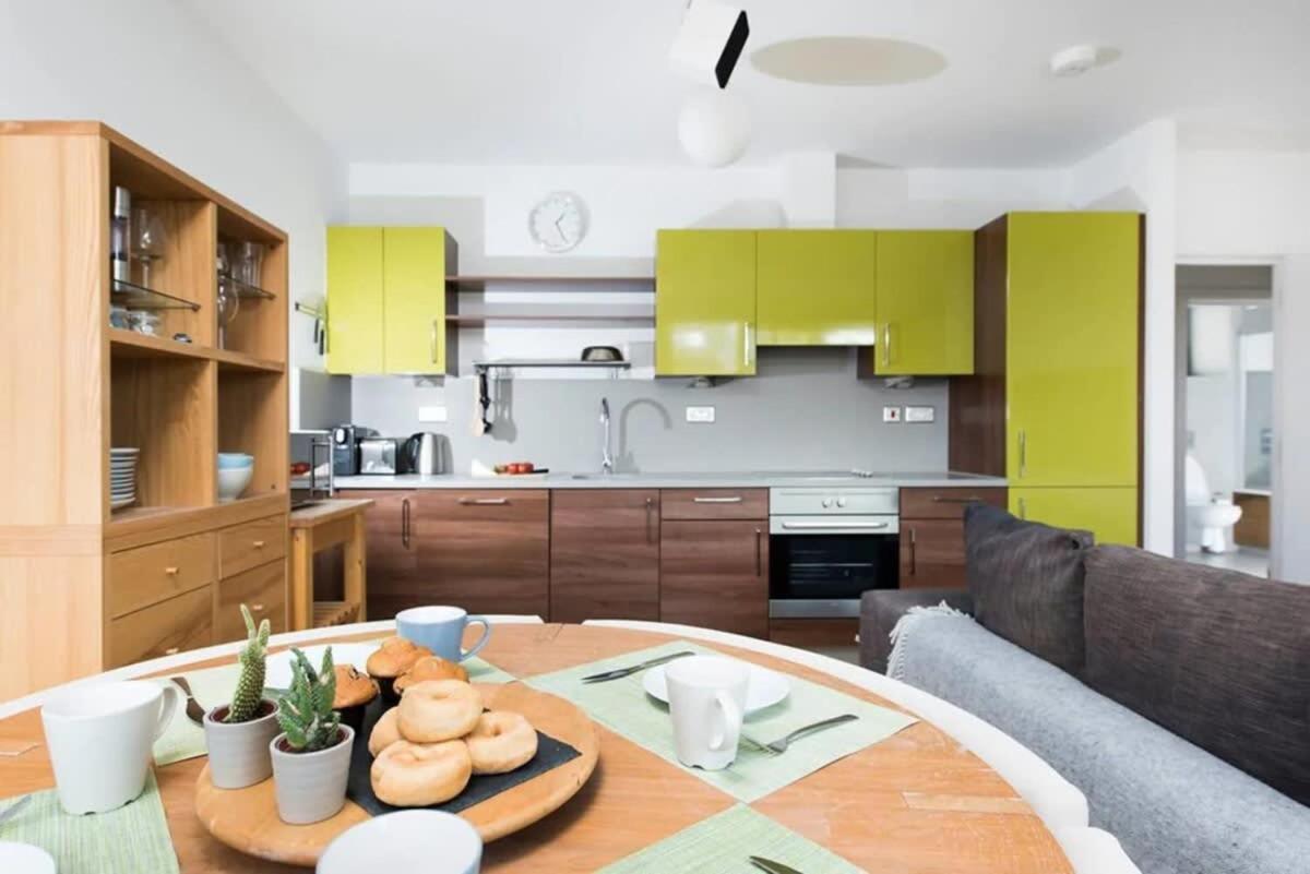 Modern 2 Bed Apartment W Balcony In London Exterior photo